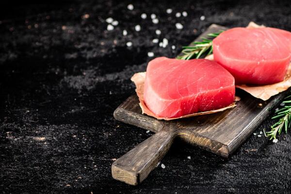 Как засолить филе тунца к праздничному столу &mdash; оригинальная закуска за 15 минут