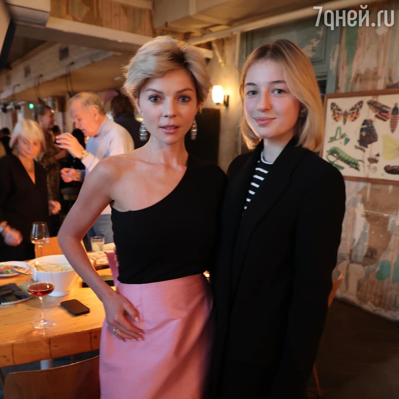 Елена Николаева с дочерью Анастасии Волочковой