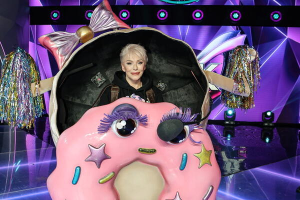 «Бросало то в жар, то в холод»: 69-летняя Понаровская пережила страшное на шоу «Маска»