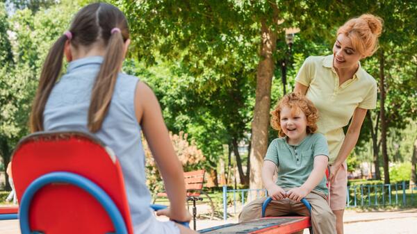 Как правильно реагировать на конфликты детей на детской площадке? 