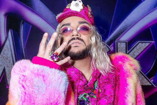 Помолодевший Киркоров схватил фанатку за грудь во время концерта