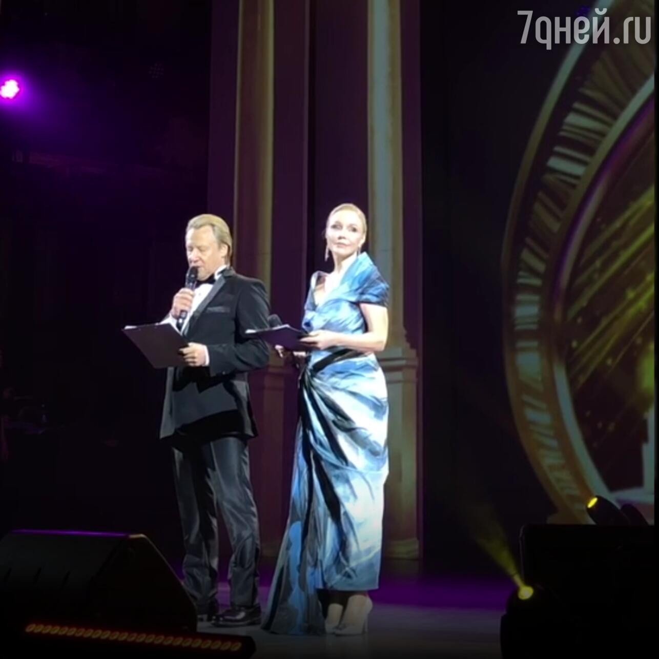 Марина Зудина и Дмитрий Харатьян на закрытии X Забайкальского кинофестиваля