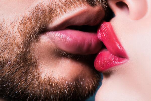Пузыри с гноем: поцелуи с бородатым мужчиной могут вызвать кожные инфекции 
