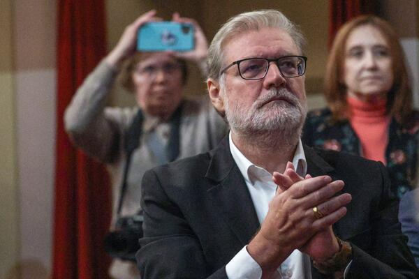 Заплаканная Максакова встала на колени возле гроба Симонова