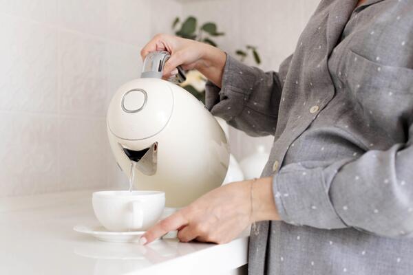 Без магазинной химии: верните первоначальную белизну вашей кухонной технике 