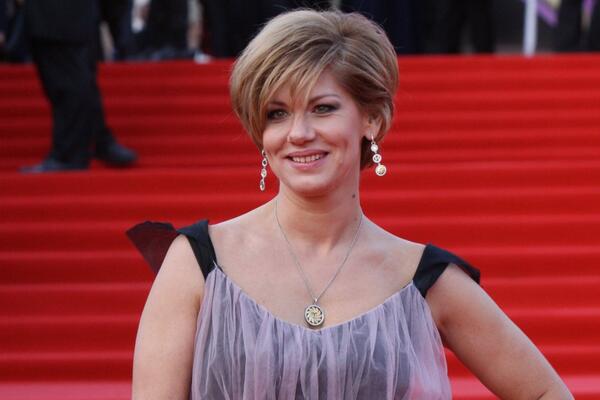 Елена Бирюкова празднует новоселье в шикарном особняке