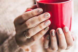 Цвет маникюра на Новый год 2026: тренды, которые покорят праздник