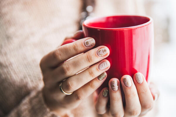 Цвет маникюра на Новый год 2026: тренды, которые покорят праздник