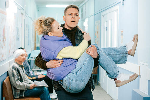 «Мой герой постоянно делает сложный выбор, и часто оказывается, что выбор не такой уж и правильный. В этих метаниях и заключена комедийность персонажа» С Анастасией Талызиной в сериале «Патриот». 2025 г.