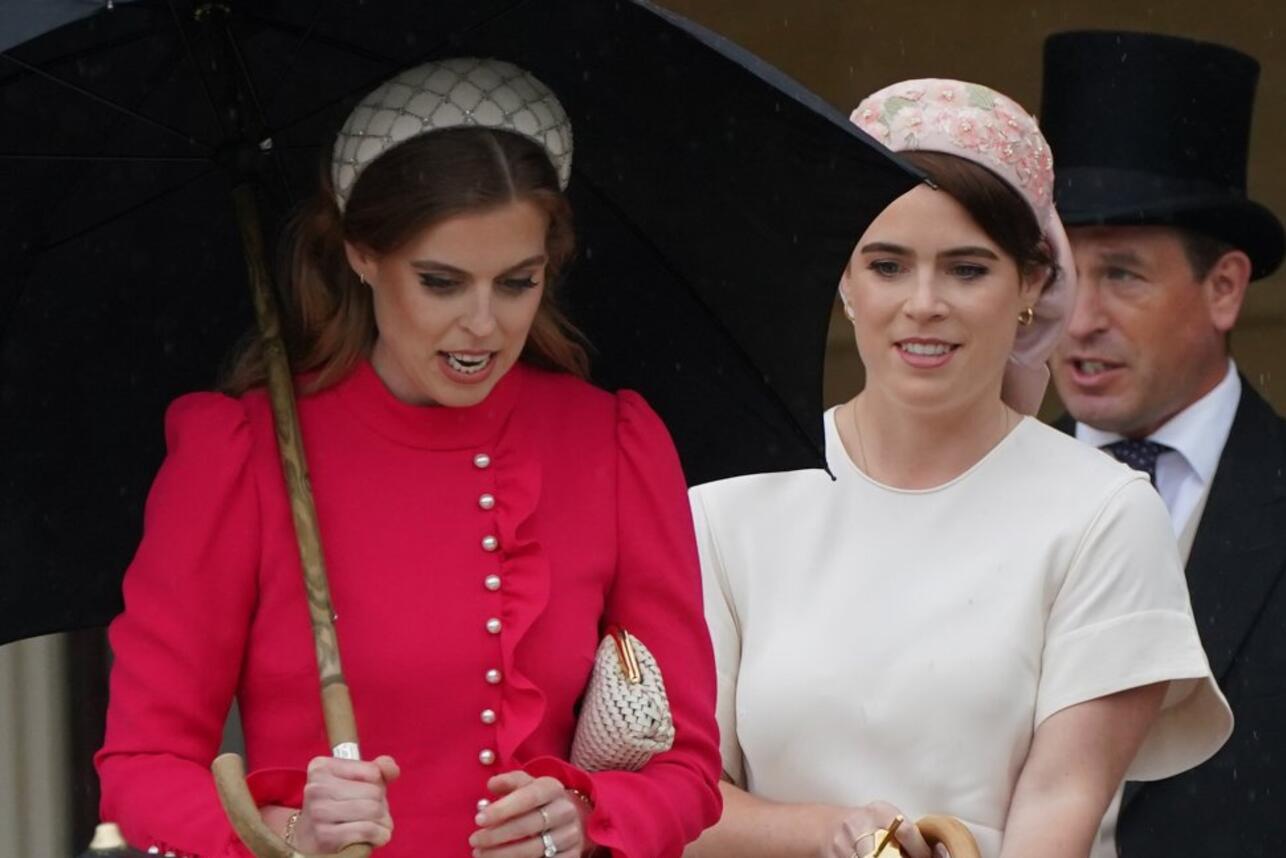 Пожалел племянниц:король Карл не решился лишить Беатрис и Евгению титулов принцесс