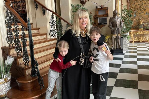 Прямо к звездам: в Сети продают билеты на экскурсию по замку Пугачевой