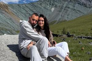 «Про животик и беременность не забываем»: Бородина показала округлившийся живот 
