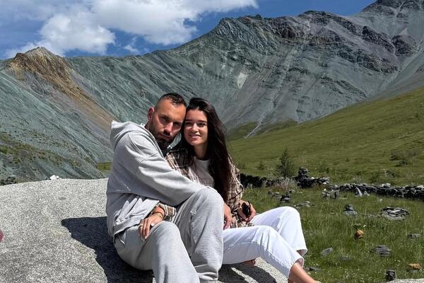 «Про животик и беременность не забываем»: Бородина показала округлившийся живот 