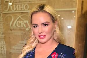 РђРЅРЅР° РЎРµРјРµРЅРѕРІРёС‡ РїСЂРѕРєРѕРјРјРµРЅС‚РёСЂРѕРІР°Р»Р° СЃРІРѕРµ С„РёР°СЃРєРѕ РЅР° СЃС†РµРЅРµ