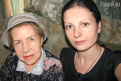 «Возможно потому, что мы с ней земляки, сразу же возникла взаимная симпатия. Постепенно стали общаться». С автором статьи Анжеликой Пахомовой, 2011 год
