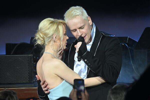 Мизулина показала, что на самом деле лизал SHAMAN на Байкале