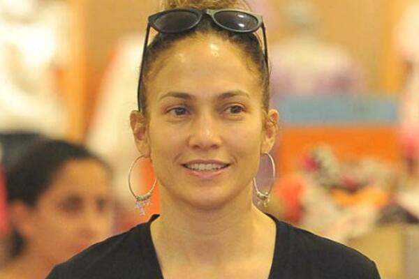 Дженнифер Лопес вышла в свет без макияжа
