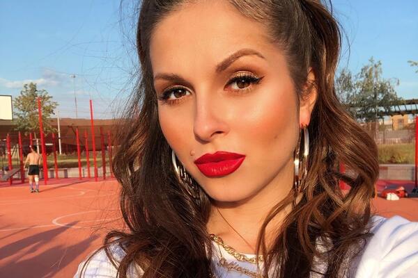 Нюша в черном латексе предстала в образе женщины-вамп