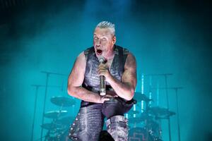Солист группы Rammstein спел на русском для фильма Тимура Бекмамбетова