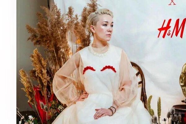 Дарью Мороз в белом платье засняли с неожиданным кавалером