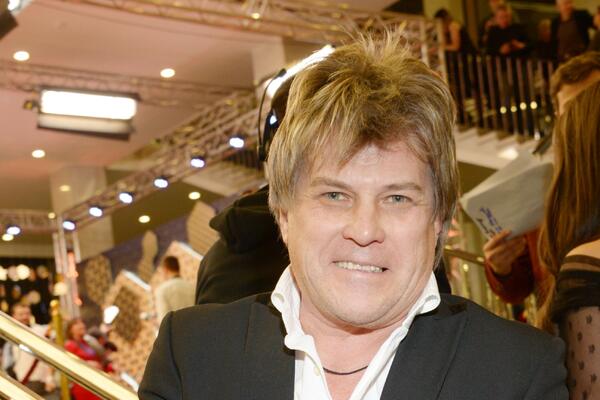 71-летний Алексей Глызин стал жертвой пьяной попутчицы в самолете