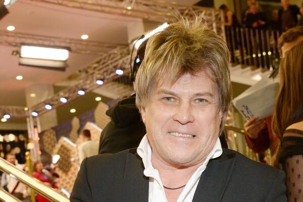 71-летний Алексей Глызин стал жертвой пьяной попутчицы в самолете