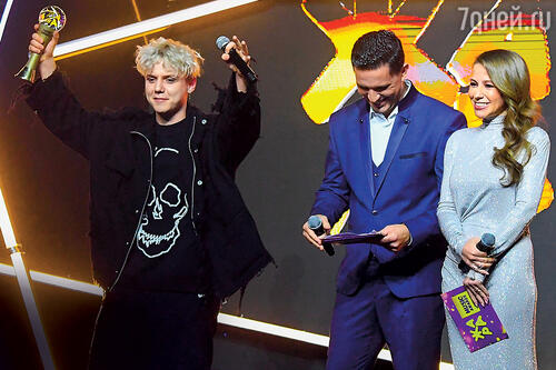 Ваня Дмитриенко и ведущие премии «ЖАРА Music Awards» Дмитрий Масленников и Юлия Барановская
