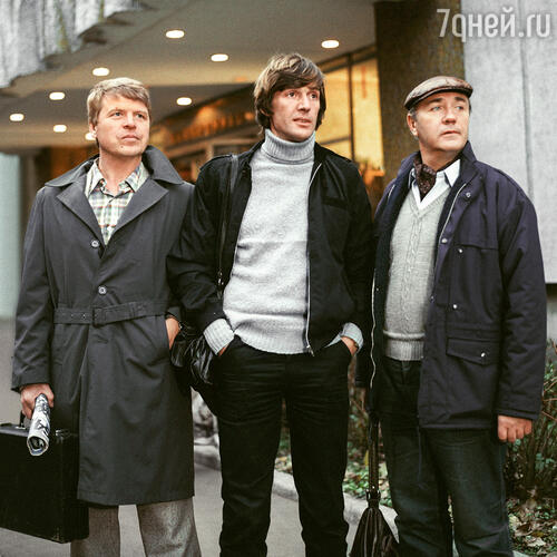 «Как-то один наш однокурсник рассказывал: «Прихожу я на пробы, представляюсь, говорю, где учусь. А мне сразу: «Значит, вы с курса того забавного паренька, который на каждый просмотр по два раза приходит?» Михаил Кокшенов, Александр Абдулов и Леонид Куравлев в фильме «Самая обаятельная и привлекательная», 1985 год