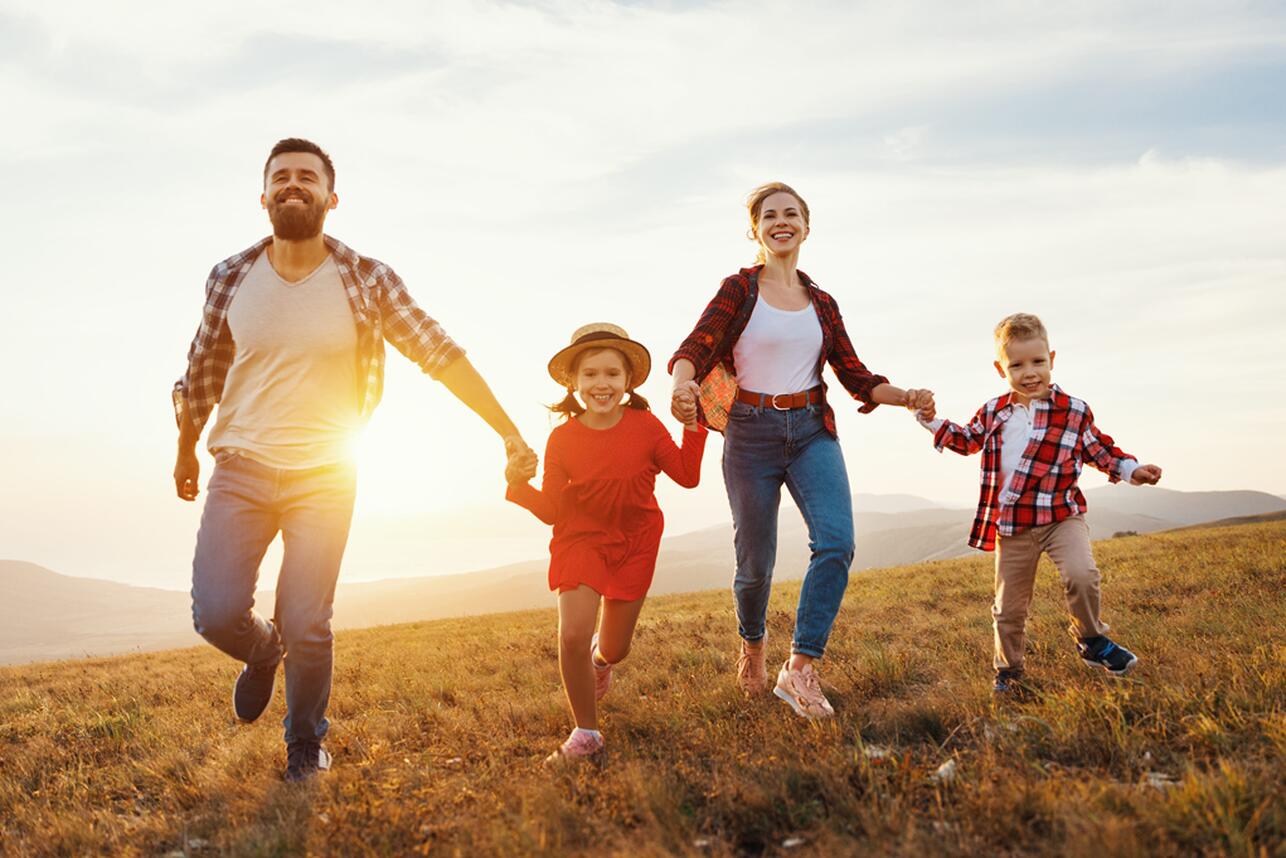 «Радио Русский Хит» дарит путешествие во времени в проекте «Семейные каникулы»!