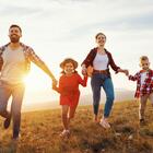 «Радио Русский Хит» дарит путешествие во времени в проекте «Семейные каникулы»!