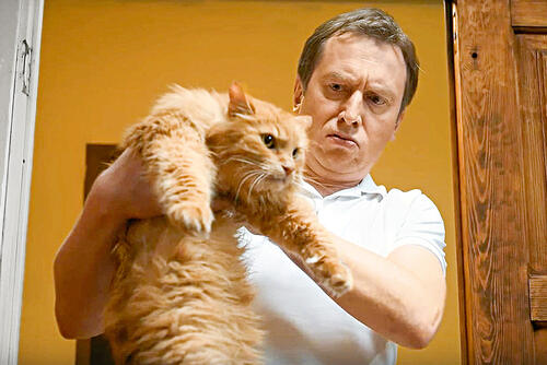 Михаил Трухин с главным героем Котом в сериале «Котострофа». 2023 г.
