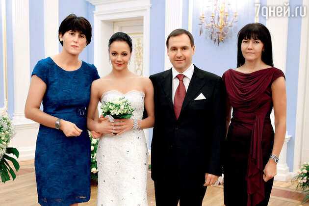 Во время церемонии бракосочетания. Ирина Чащина с мужем Евгением Архиповым, своей крестной Дианой (слева) и мамой Татьяной