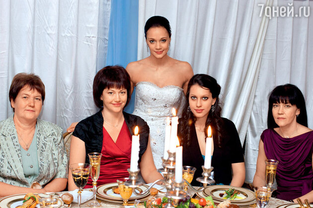 Ирина со своими родными — бабушкой Тамарой Валентиновной, тетей Натальей,  двоюродной сестрой Викой и мамой Татьяной