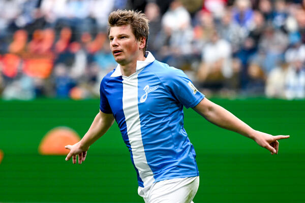 Матч легенд: команда «Зенит» отметила 100-летие на поле «Газпром Арены»