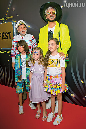 Филипп Киркоров с отцом Бедросом, сыном Мартином, дочкой Аллой-Викторией и видеоблогером Настей Лайк. Фото