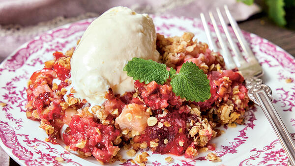 Александр Белькович: крамбл с клубникой и ревенем