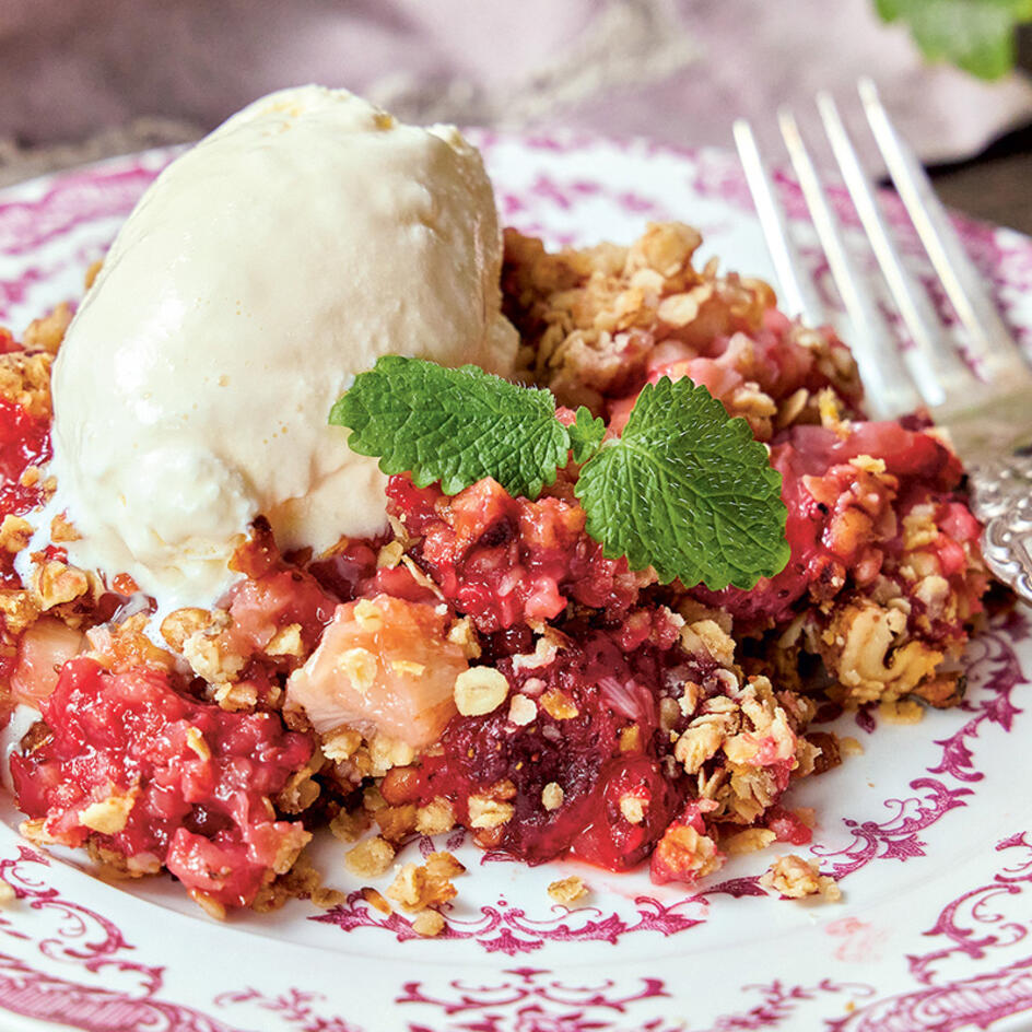 Александр Белькович: крамбл с клубникой и ревенем