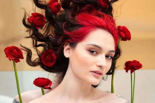 Замужняя дочь Толкалиной полностью разделась в ванне ради эффектных фото