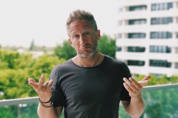 Окружили люди с автоматами: Оскар Кучера с семьей оказался в заминированном самолете