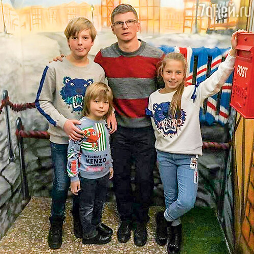 Андрей Аршавин с детьми от гражданского брака с Юлией Барановской — Артемом, Арсением и Яной