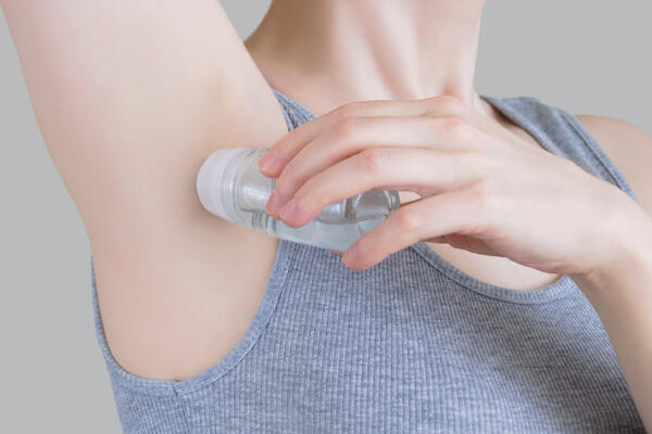 Спасаем подмышки: почему дезодорант не справляется с запахом пота