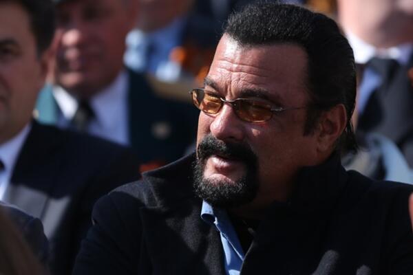 Стивен Сигал посетил парад Победы в Москве