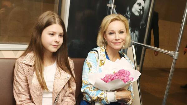 «О, Боги! Нереальная!» 18-летняя дочь Олега Табакова покоряет своей красотой
