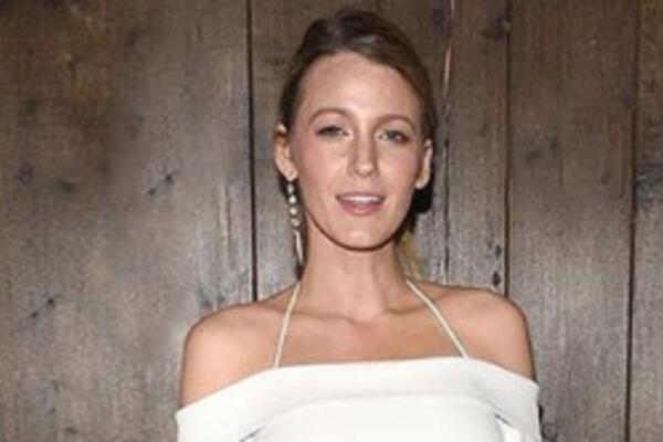 Образ дня: Блейк Лайвли в платье с открытыми плечами