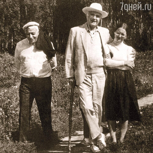 В Рузе, где артисты тоже отдыхали, у Немеровского вспыхнул роман с молоденькой поклонницей. Когда дама призналась, что понесла от него, Аркадий Борисович не поверил. Мой отец и Немеровский с поклонницей