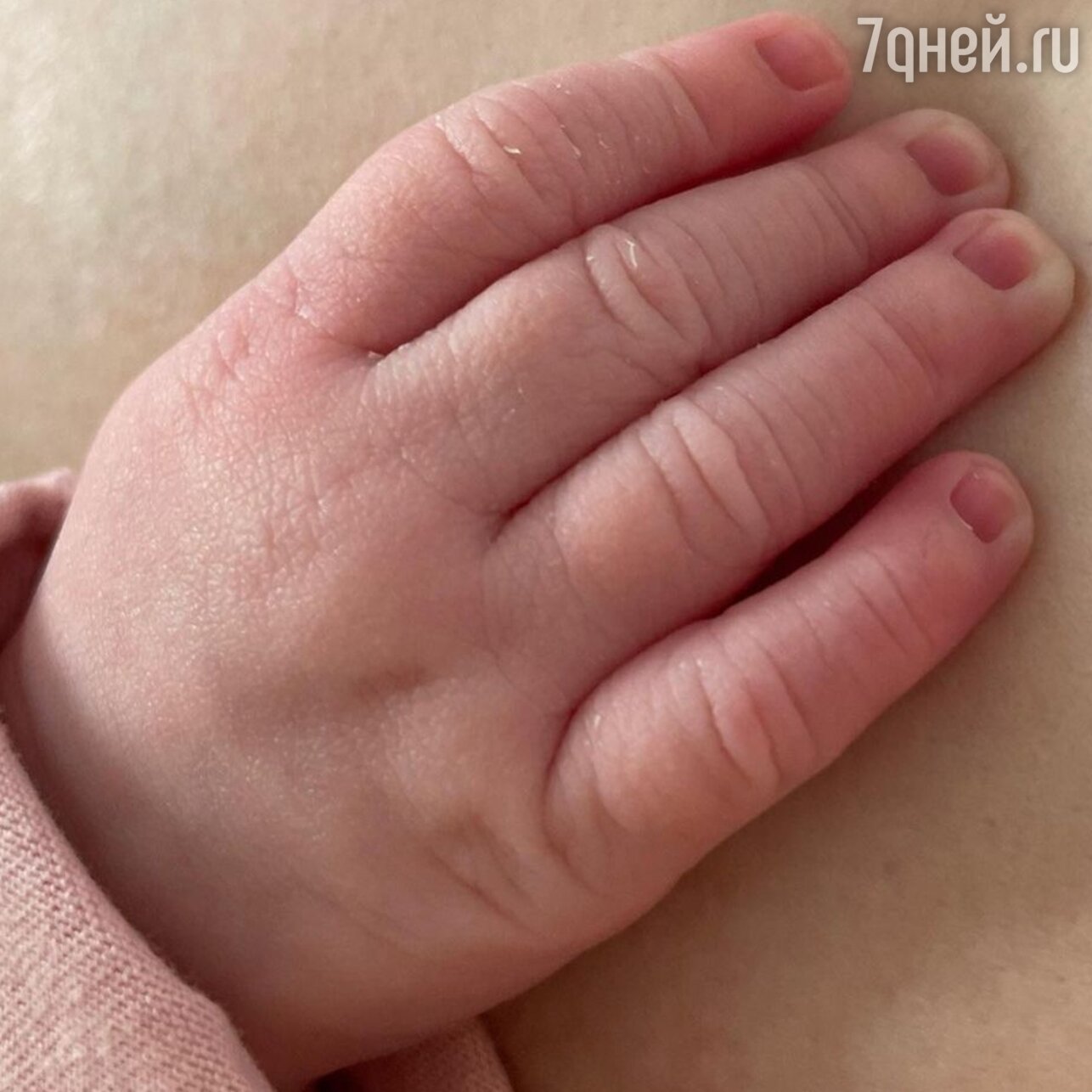 Альбина Джанабаева сделала первое фото с новорожденной дочерью 
