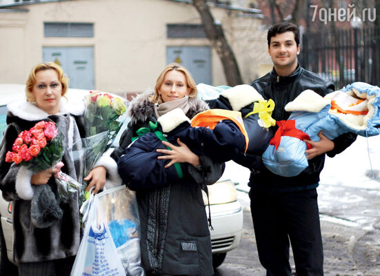 Из роддома Машу встречают мама Наталия Ивановна и Георгий. Декабрь 2011 г.