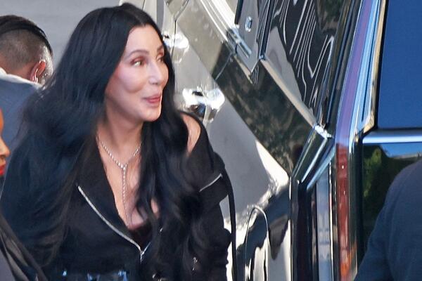 79-летняя Шер спровоцировала слухи о помолвке с бойфрендом, который моложе ее на 40 лет