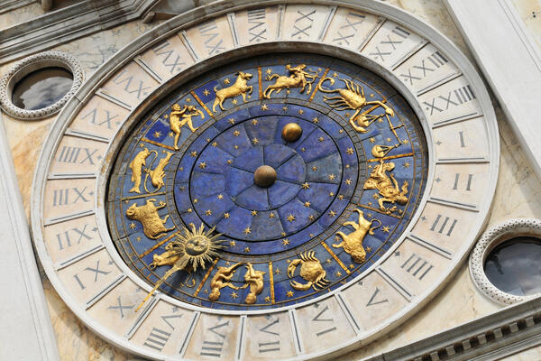 Астролог рассказала, кому принесет успех полнолуние в знаке Льва — все беды обойдут стороной