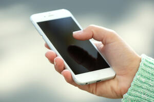 Загораются в руках: как избежать взрыва телефона — эти ошибки делает каждый